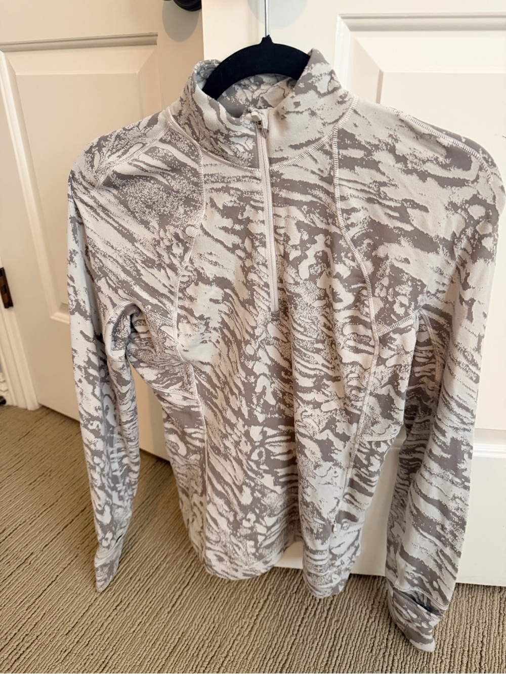 lululemon athletica women’s 1/4 Zip. Gray/White Sz 8. Excellent condition